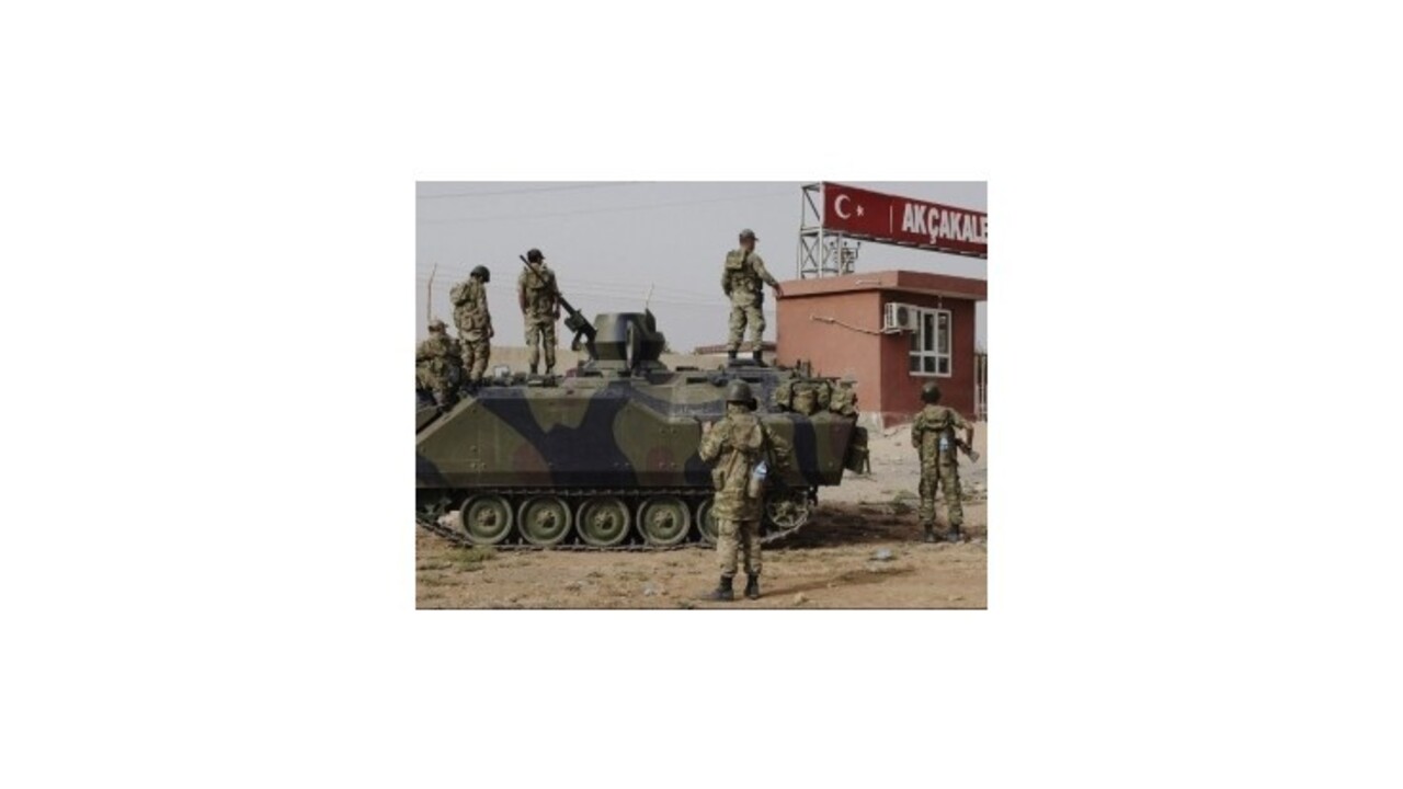 Pred tureckou vojenskou základňou vybuchlo auto
