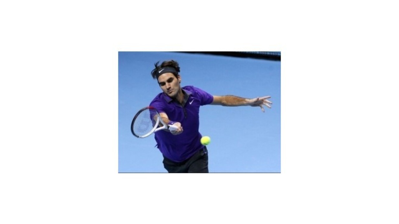 Federer začal v Londýne víťazne, má ďalší rekord