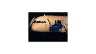 Turci povolili odlet zadržaného lietadla, pri hraniciach hlásia boje