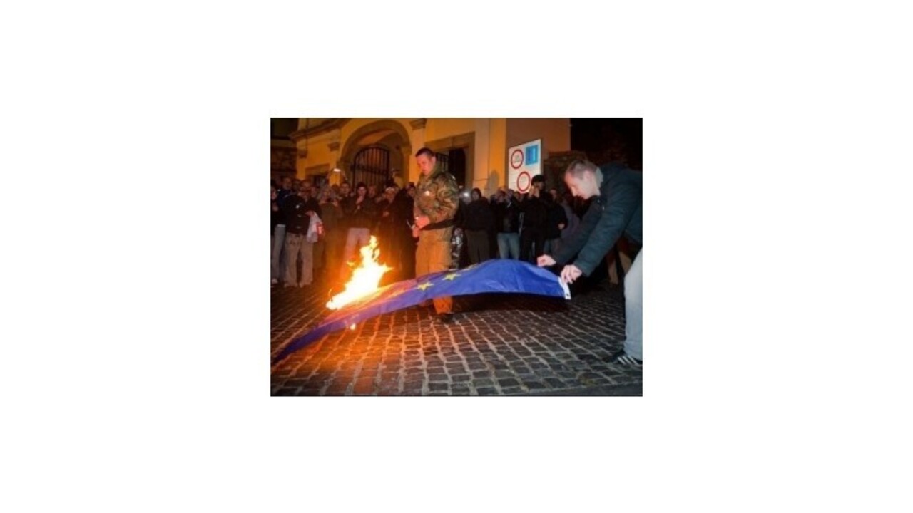 Podpaľačom zástavy EÚ hrozí až trojročné väzenie