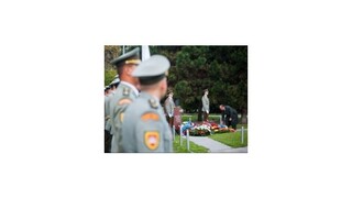 Predstavitelia rezortu obrany položili vence k pamätníku veteránov