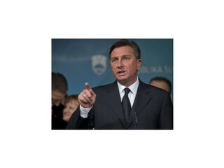Prvé kolo prezidentských volieb v Slovinsku vyhral expremiér Pahor