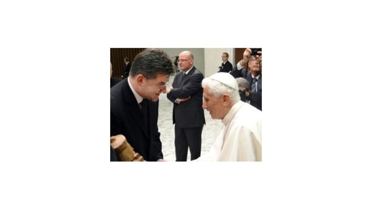 Lajčák sa stretol s pápežom, venoval mu drevorezbu