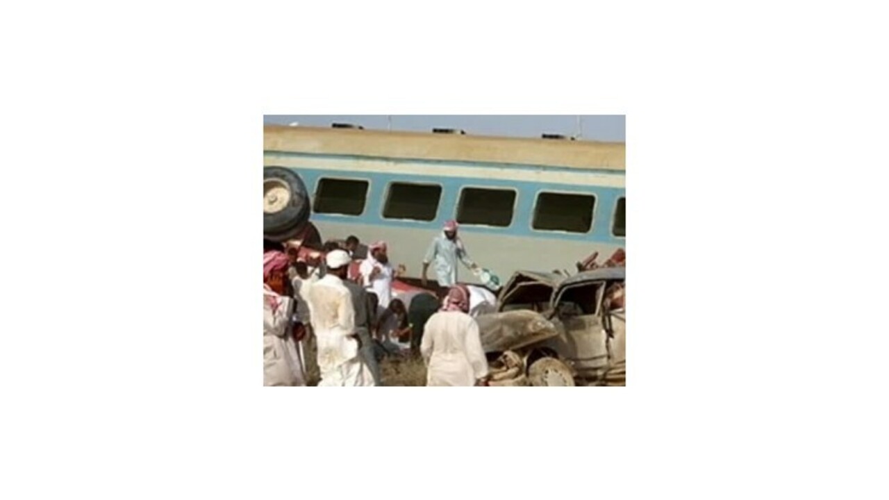 V Egypte sa zrazil školský autobus s vlakom