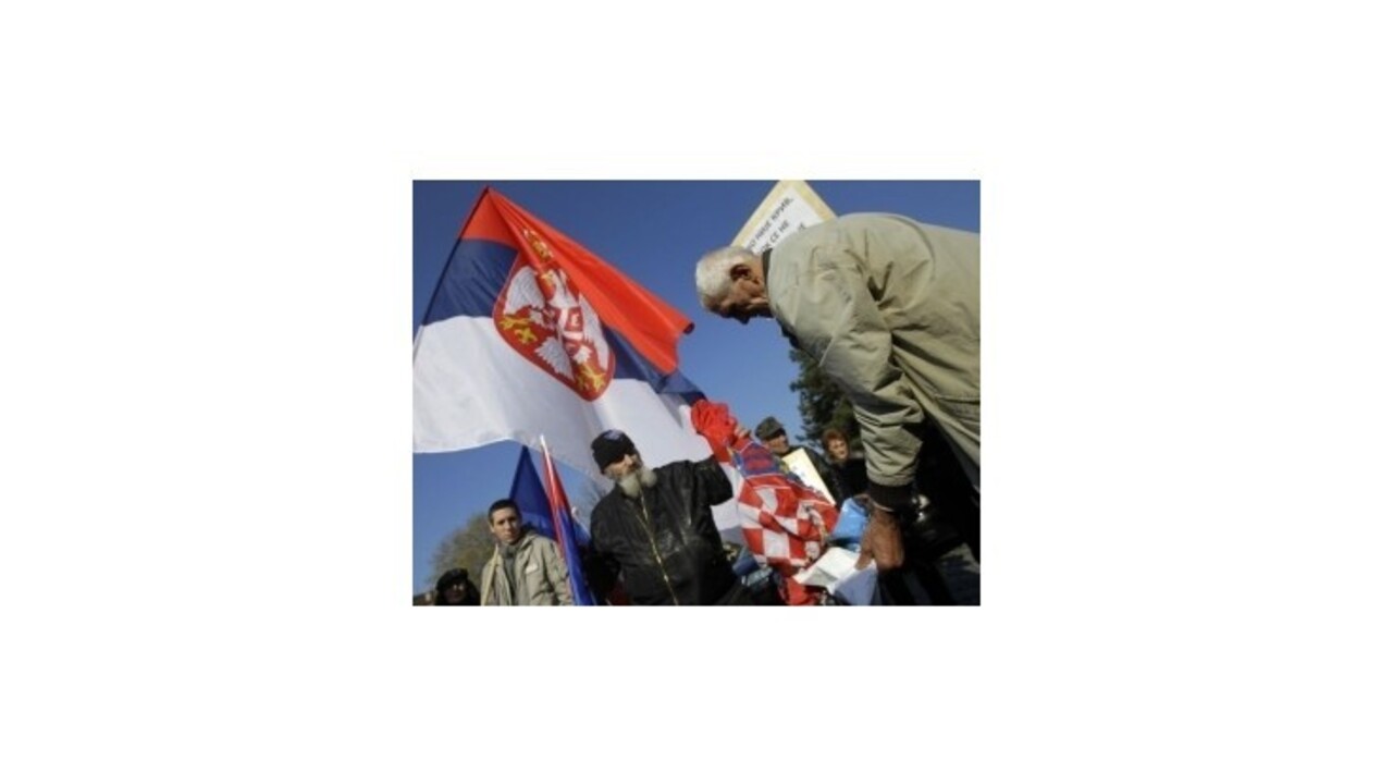 Nacionalisti nahnevaní rozhodnutím Haagu spálili chorvátsku zástavu