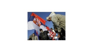 Nacionalisti nahnevaní rozhodnutím Haagu spálili chorvátsku zástavu