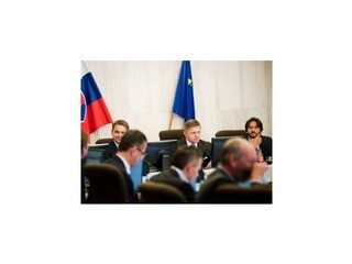 Podľa vlády opozícia pokračuje v zneužívaní justície na politiku
