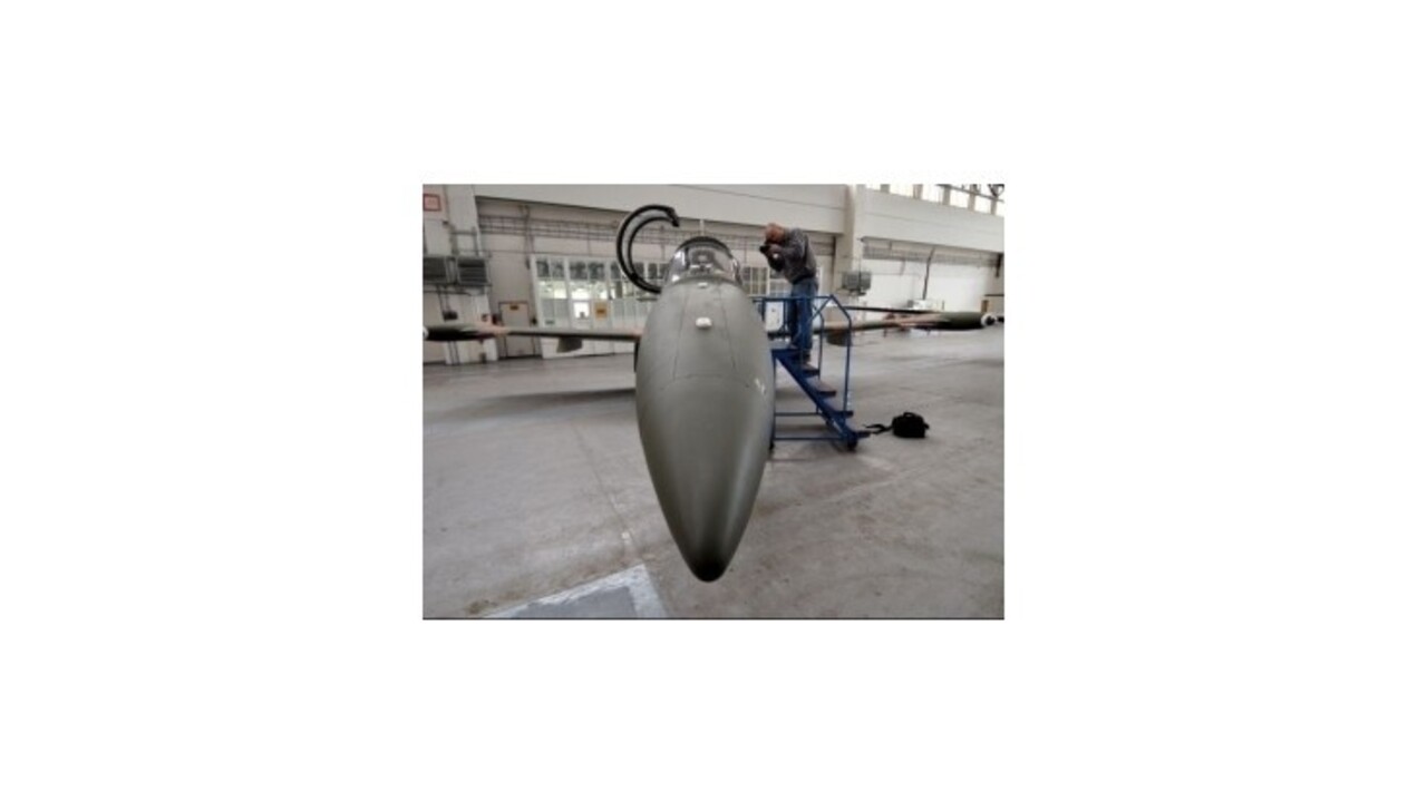 Pri Kolíne havarovalo bojové lietadlo, 34-ročný pilot zahynul