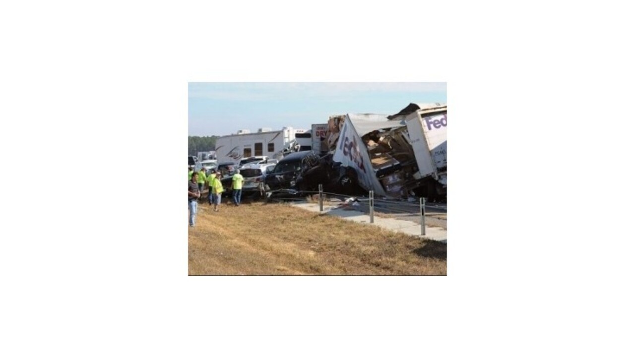 V Texase sa zrazilo 150 áut,  hlásia dvoch mŕtvych a desiatky zranených