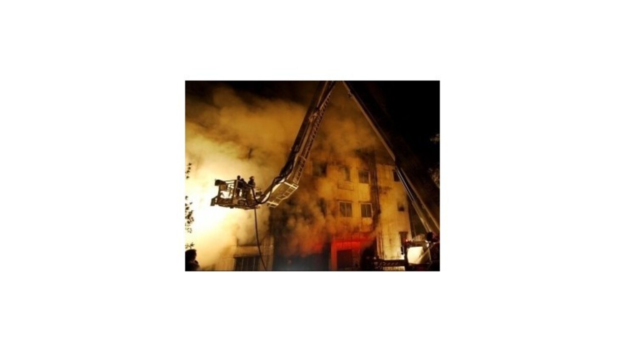 Pri požiari v textilnom závode v Bangladéši zomrelo 120 ľudí