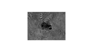 V kráteroch Merkúru objavili tmavý organický materiál