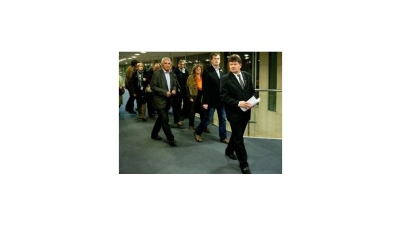 Štrajkujúcich ubudlo pre obštrukcie samosprávy, tvrdia odborári