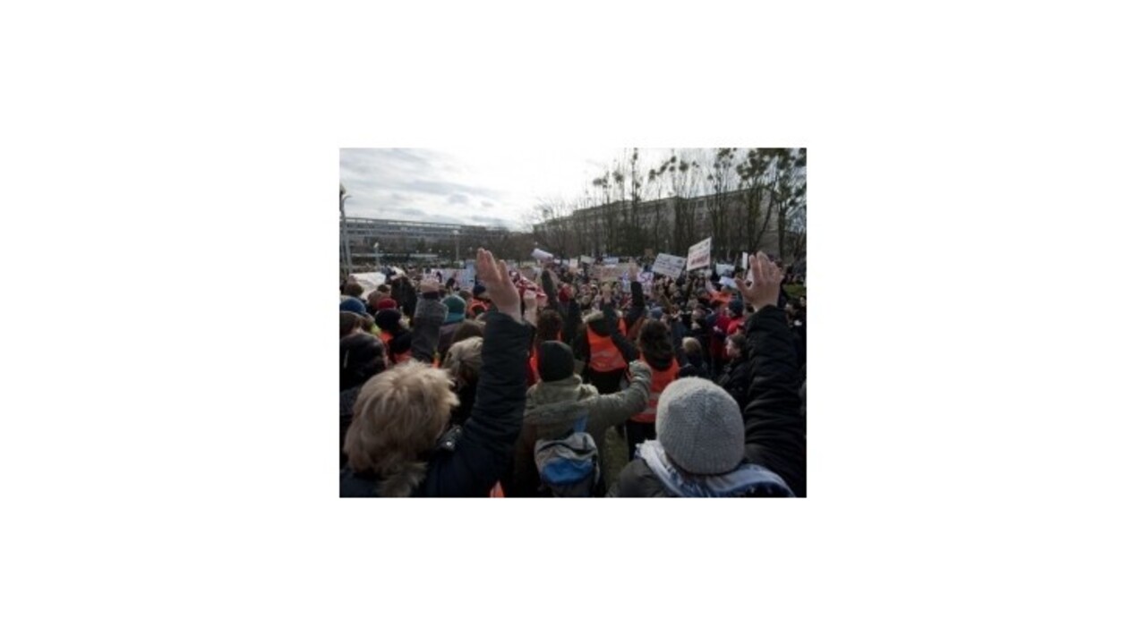 Školy zvažujú pondelňajší štrajk, opozícia chce mimoriadnu schôdzu