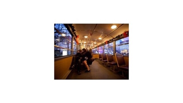 V uliciach Bratislavy opäť premáva Vianočná električka