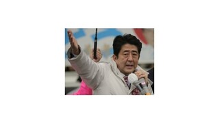 Voľby v Japonsku podľa odhadov vyhral expremiér Abe