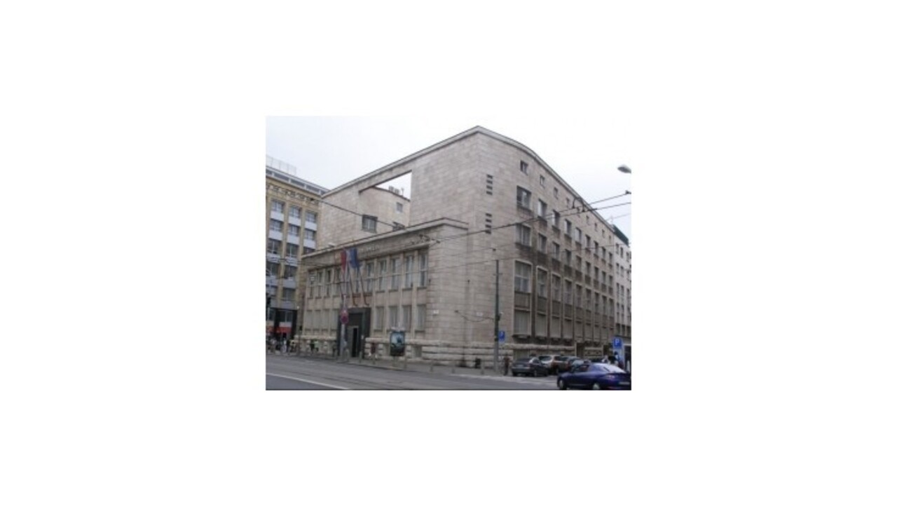 Prokurátor podal protest proti prevodu bytovky Glance House