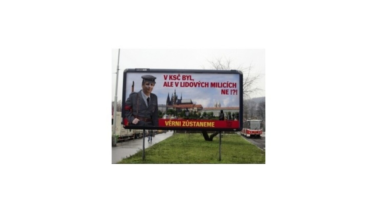 Jana Fischera zobrazili na bilbordoch ako člena Ľudových milícií
