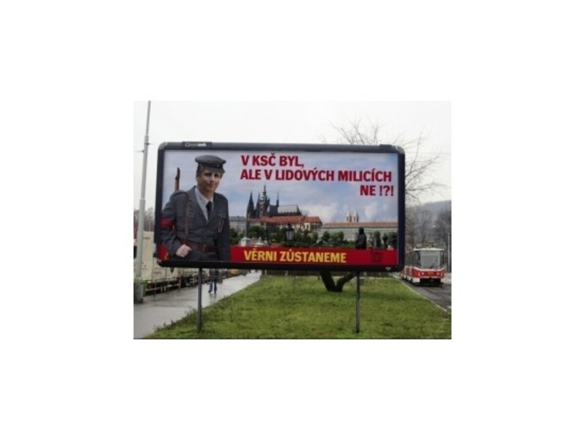 Jana Fischera zobrazili na bilbordoch ako člena Ľudových milícií