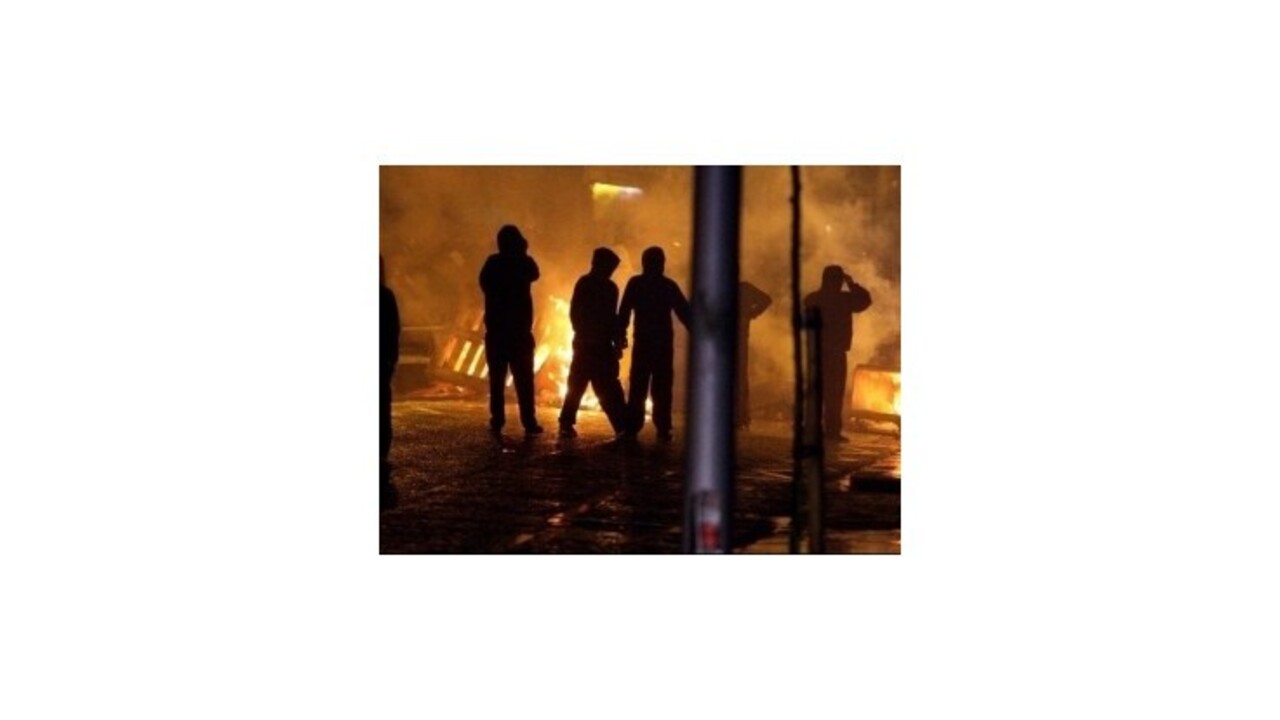 Polícia v Belfaste opäť zasahovala proti výtržníkom