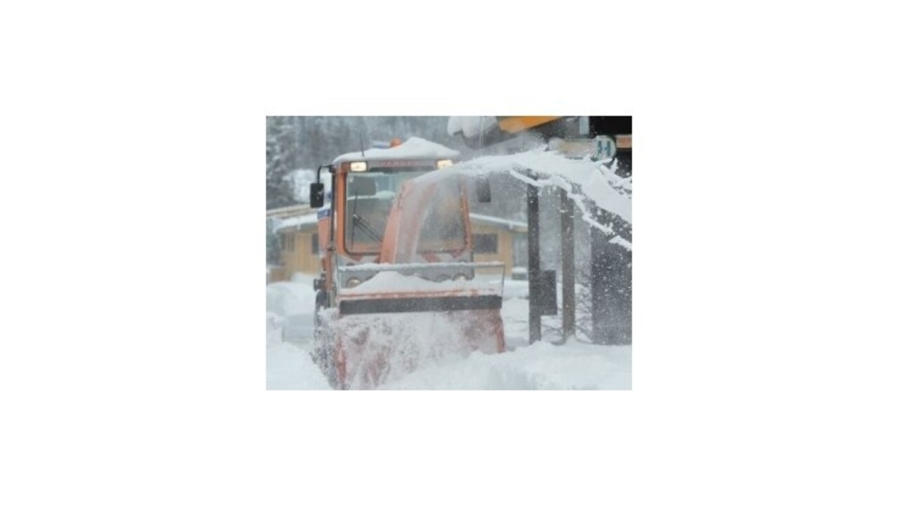 Zrážka autobusu a posýpača si vyžiadala 9 zranených