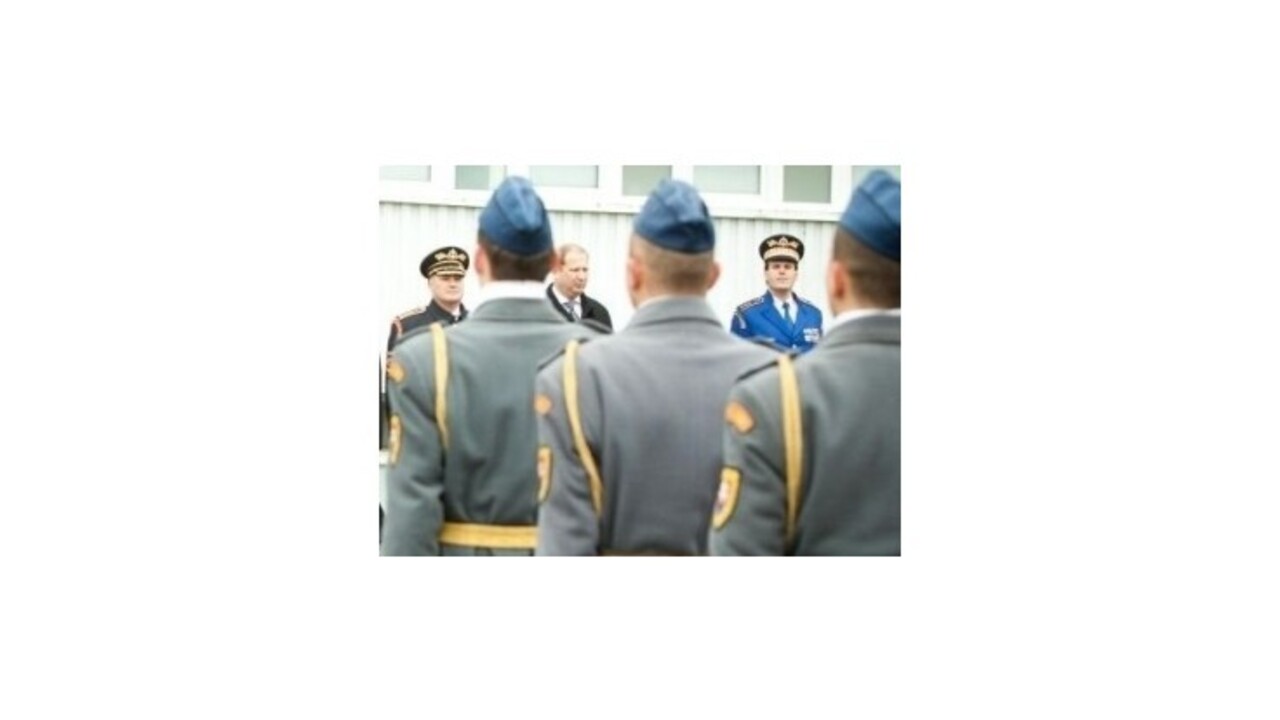 Vláda: Policajti a vojaci budú odvádzať viac, na dôchodok si počkajú