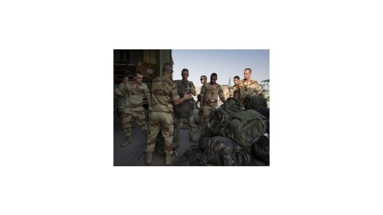 Francúzsko pokračuje v operácii v Mali, posilní domácu bezpečnosť