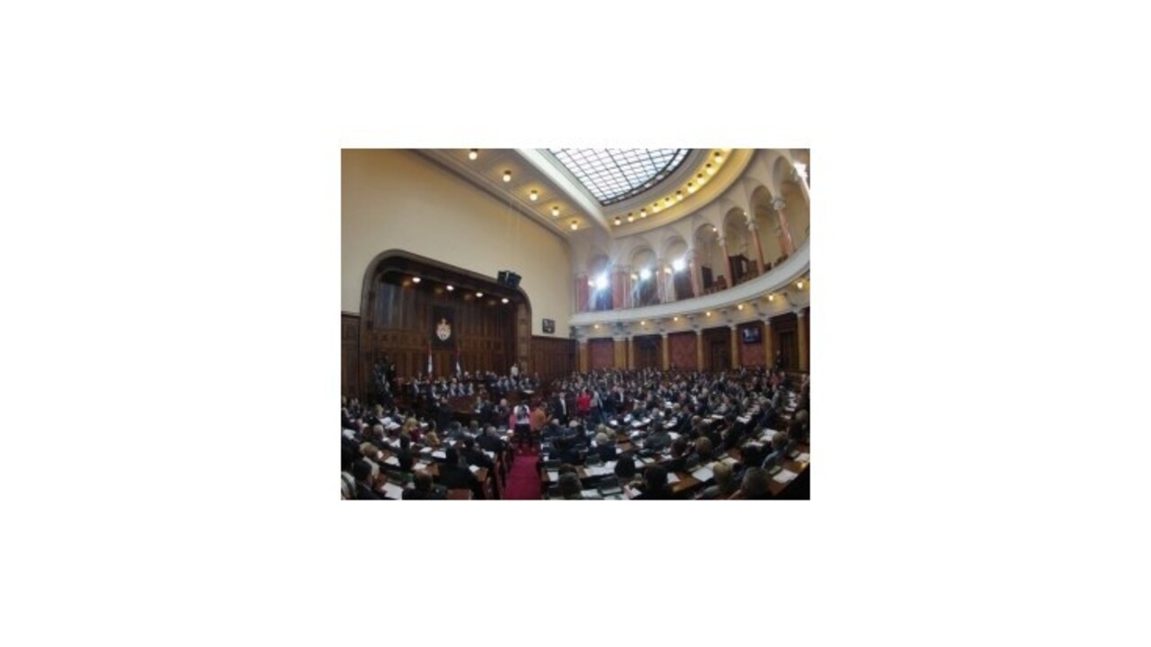 Srbský parlament schválil vládnu rezolúciu o Kosove