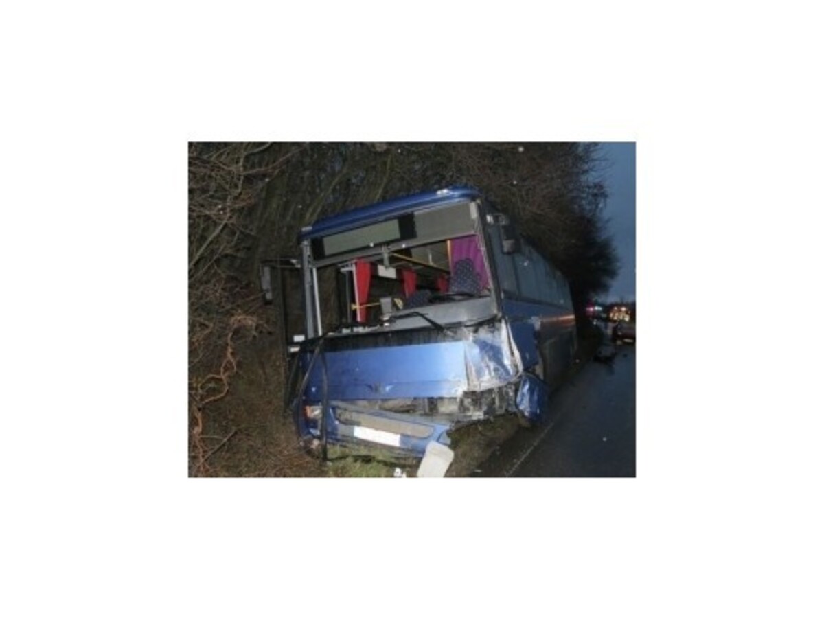 Pri nehode autobusu na Záhorí sa zranilo 21 ľudí