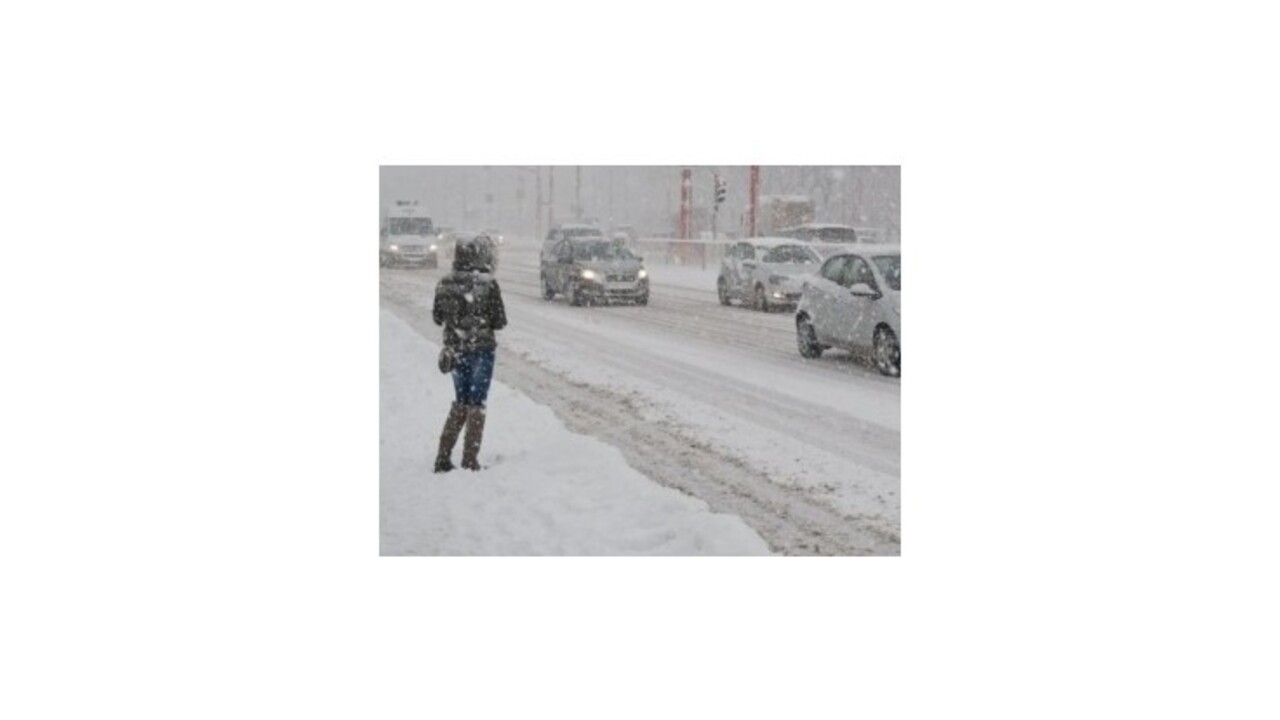 Západ zasypal sneh, v Bratislave vyhlásili kalamitu