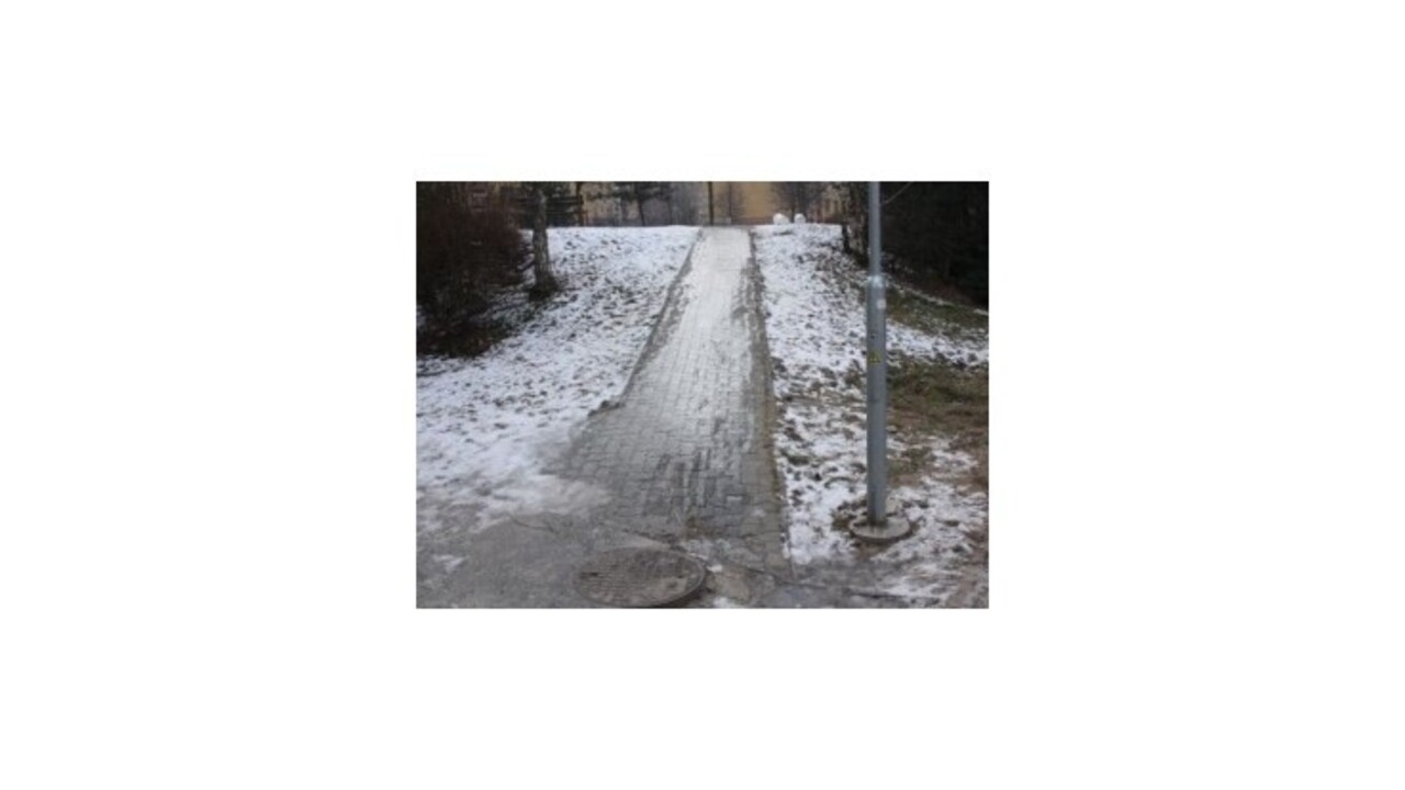 Zľadovatené chodníky v B. Bystrici spôsobujú množstvo úrazov