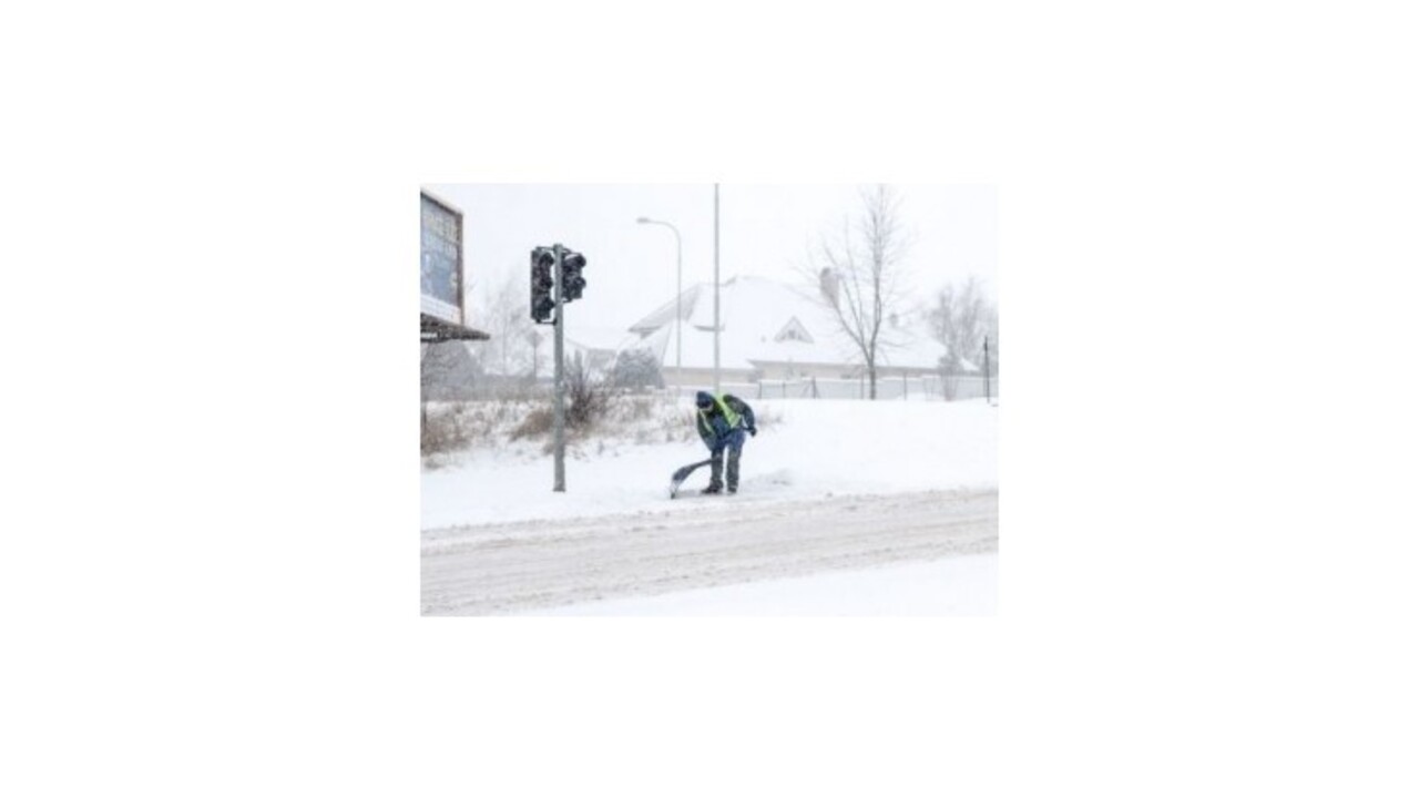 V hlavnom meste mešká MHD, na východe trápi vodičov hmla