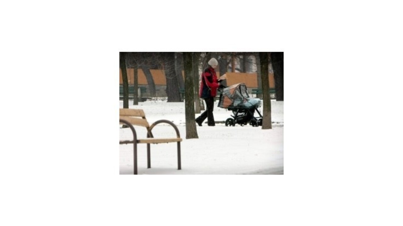 Prídavok na dieťa vyplácajú čoraz menšiemu počtu rodičov