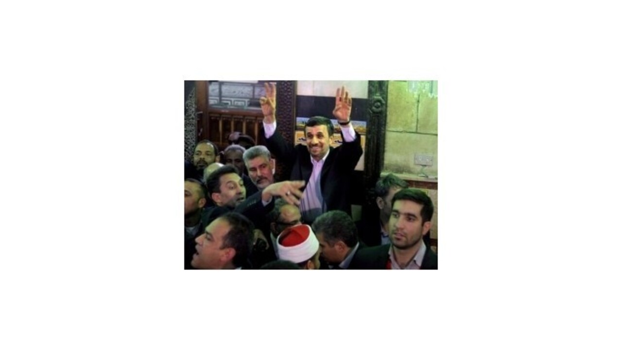 Na Ahmadínedžáda zaútočili v Káhire topánkou