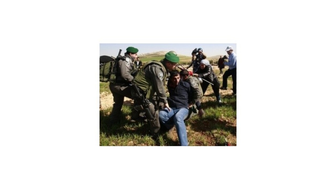 Izraelskí vojaci vyhnali aktivistov z nelegálneho tábora