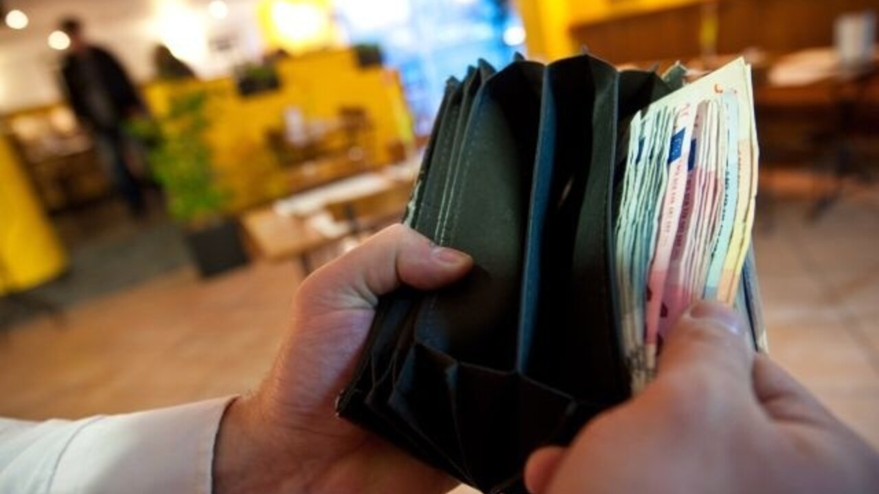 peniaze euro peňaženka výplata ekonomika 
