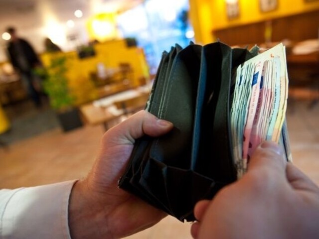 Štvrtina ľudí má veľký finančný stres. Odborníci radia šetriť a plánovať, a nielen to