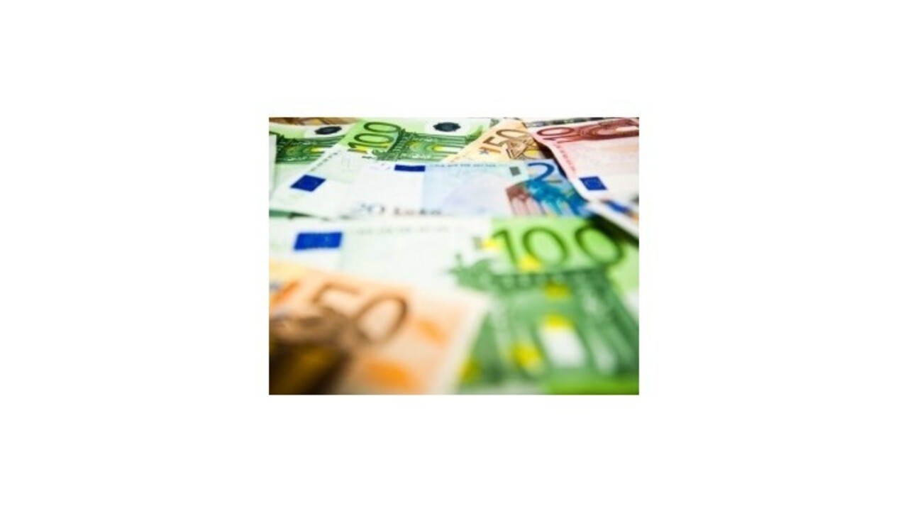 Eurozóna nepodporuje snahu Francúzska o zbrzdenie eura