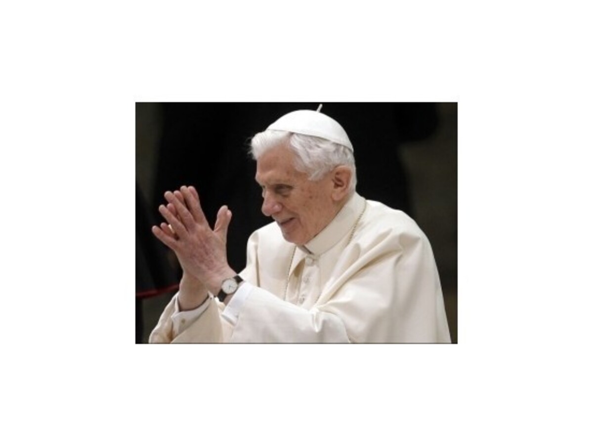 Benedikt XVI. bude aj po odstúpení z úradu zrejme chodiť v bielej reverende