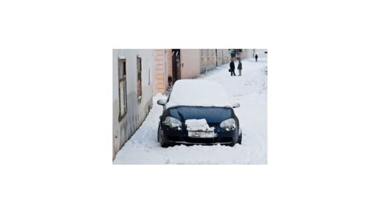 Západné Slovensko zasypala snehová nádielka, doprava v Bratislave opäť kolabovala