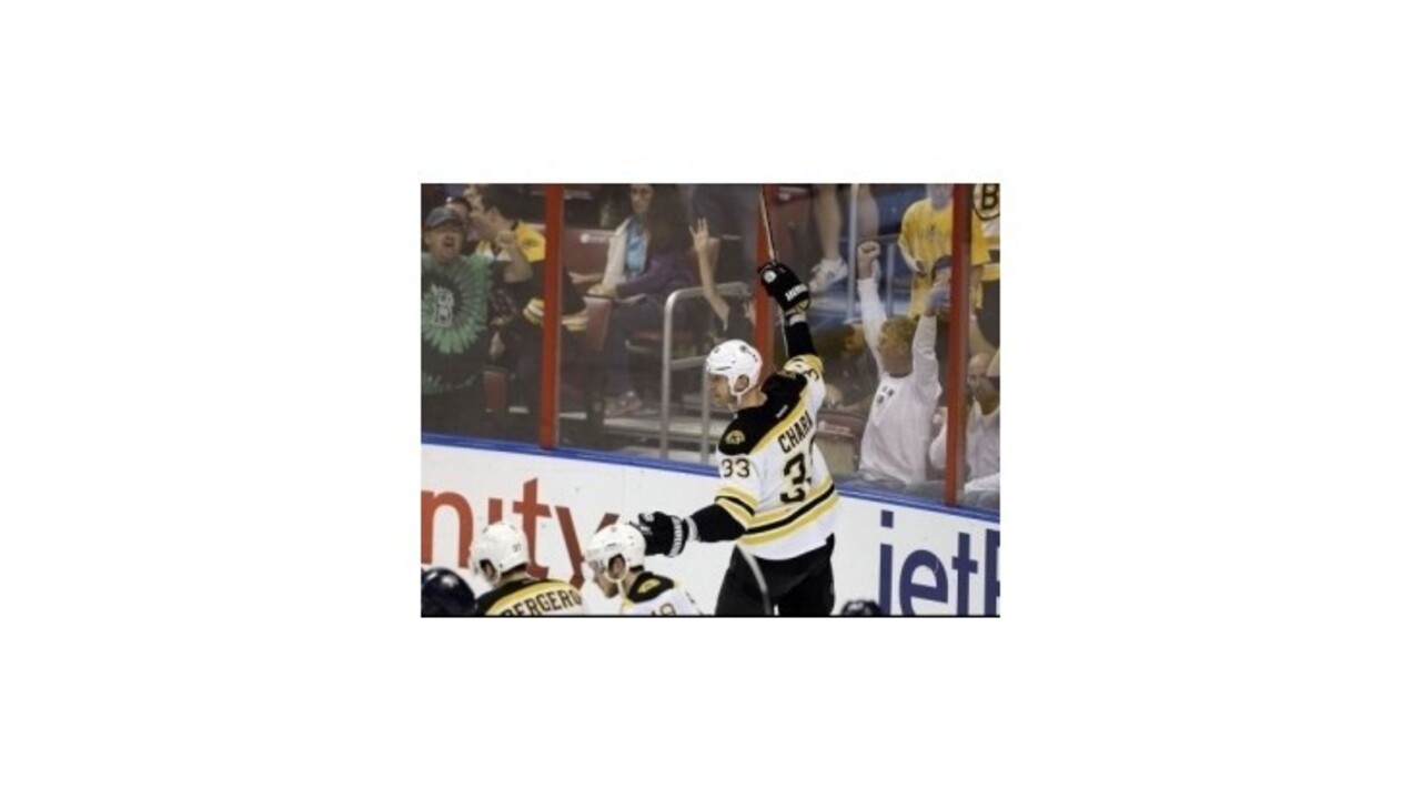 NHL: Séria Chicaga trvá, Cháru oceňujú za efektný gól