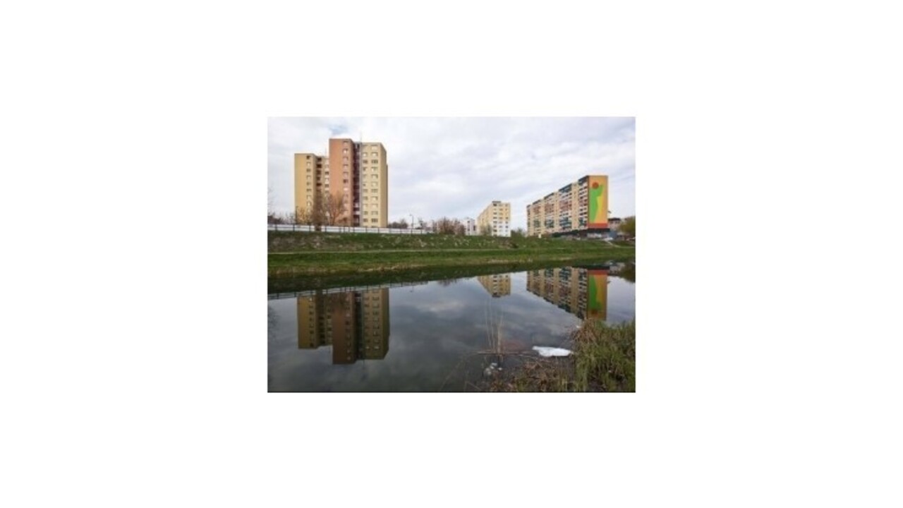 Pod svojimi oknami Petržalčania plaváreň nechcú