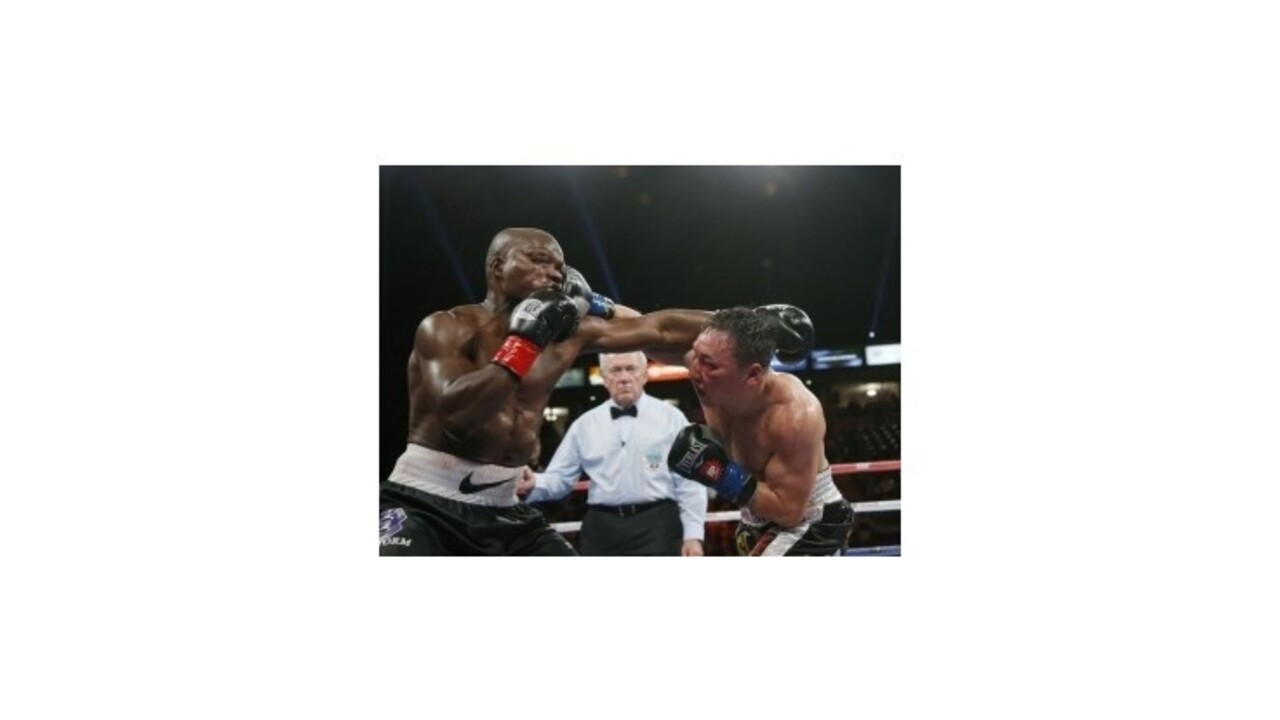 Americký boxer Bradley porazil Provodnikova a zostáva nezdolaný