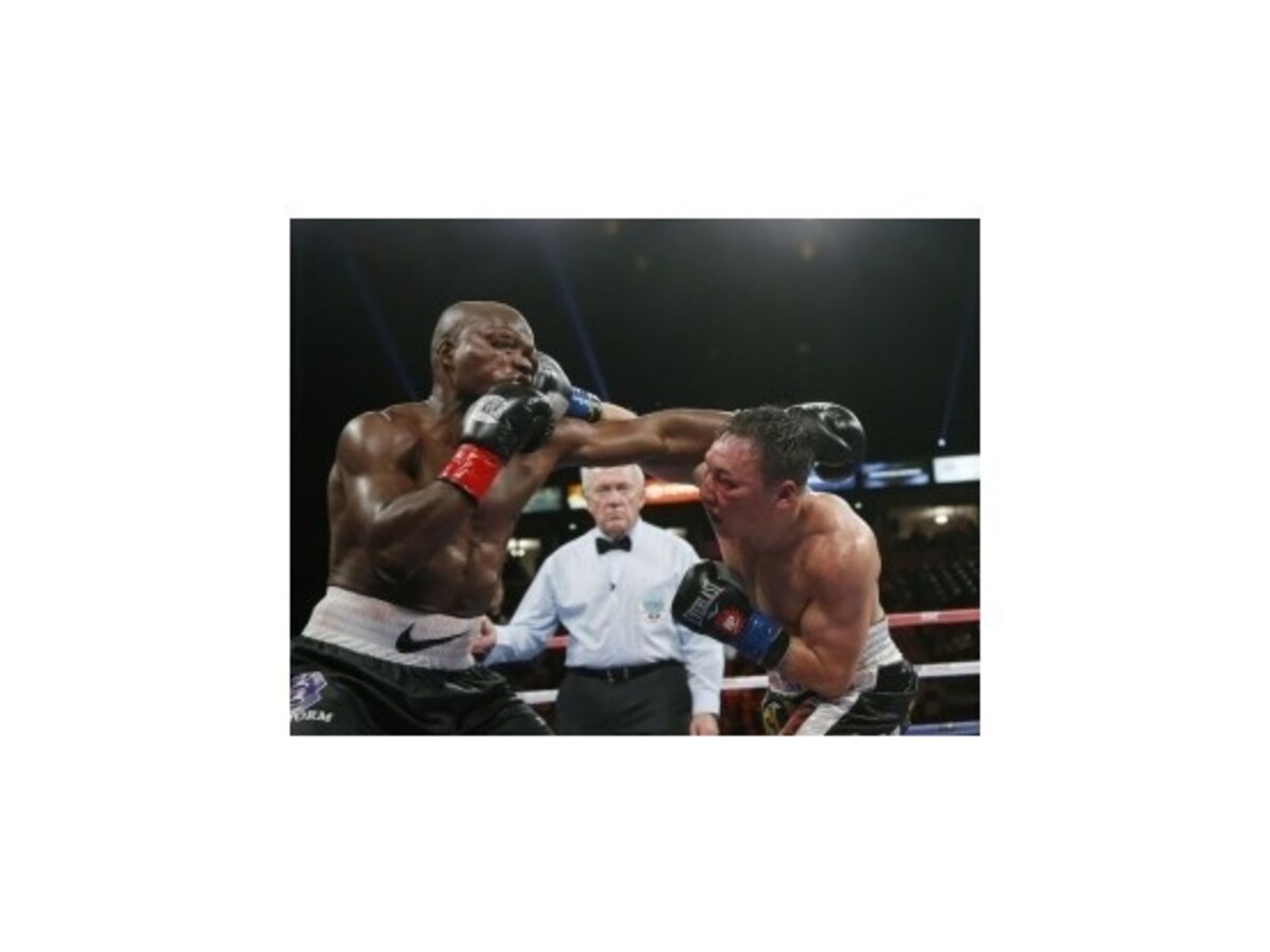 Americký boxer Bradley porazil Provodnikova a zostáva nezdolaný
