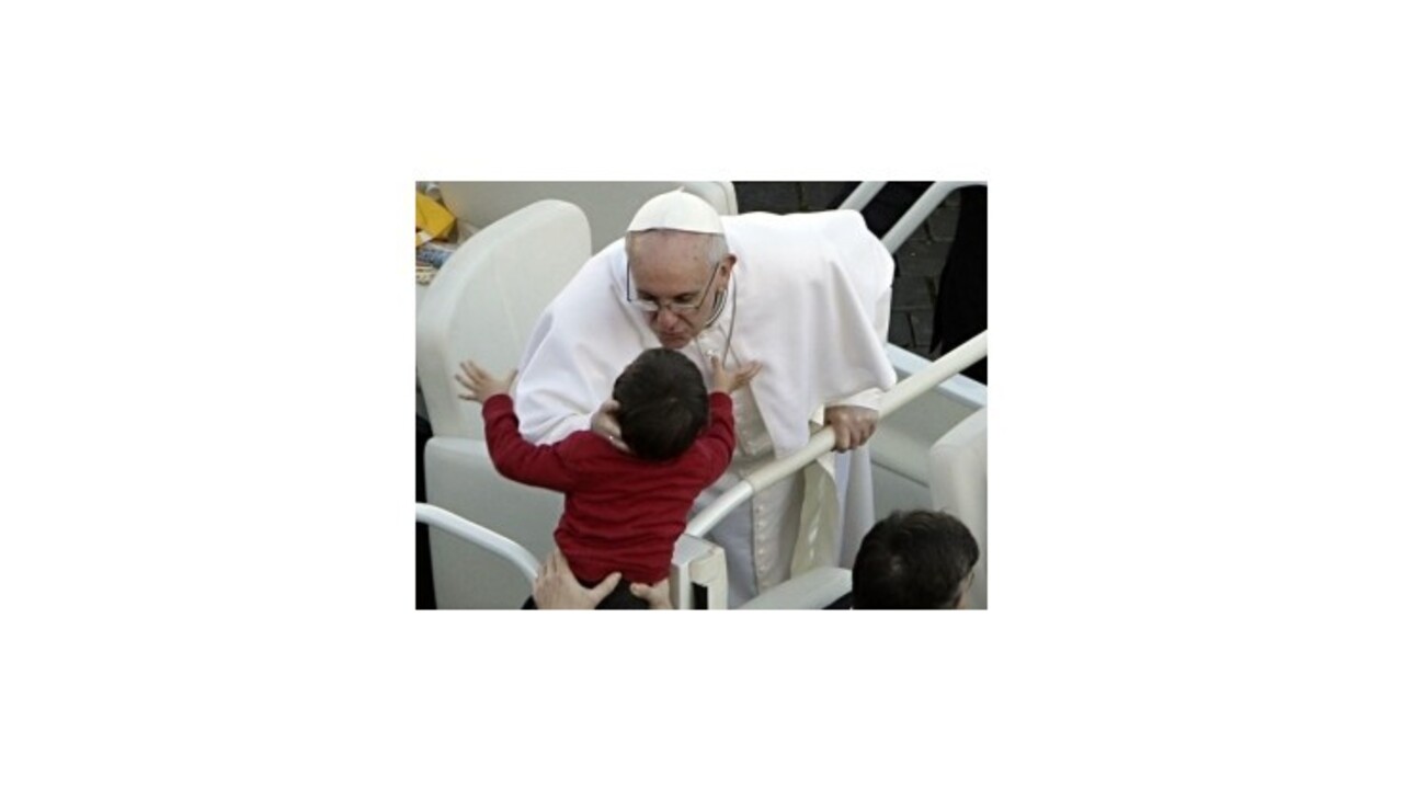 Pápež robí starosti svojej ochranke, často opúšťa papamobil
