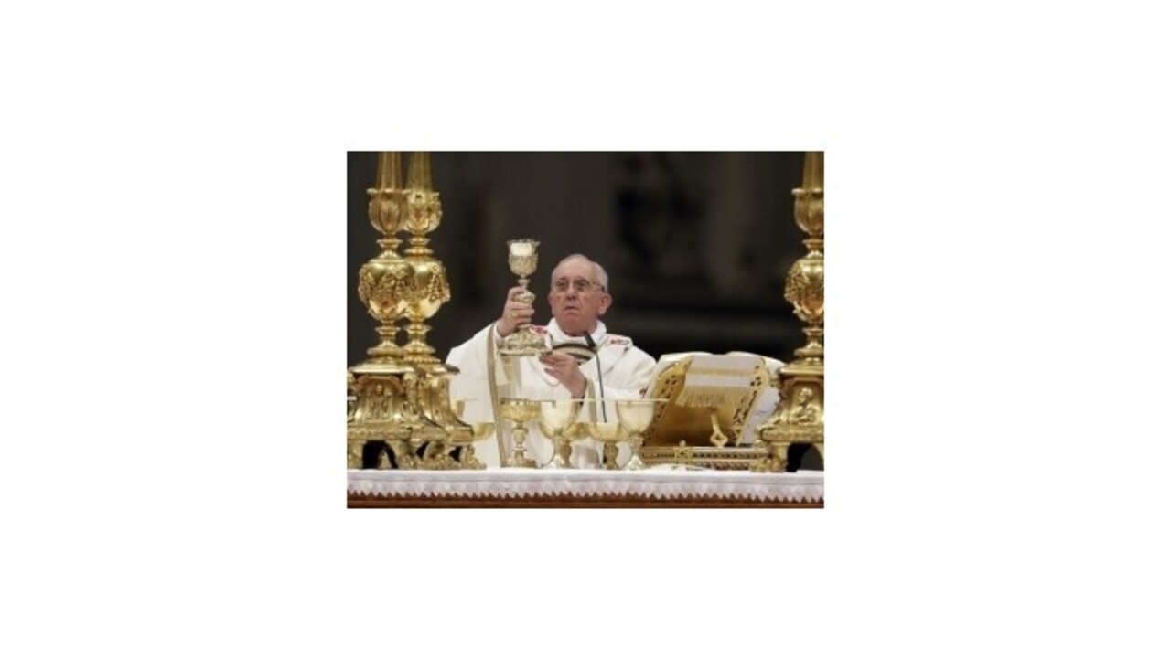 Pápež František viedol skrátenú veľkonočnú vigíliu