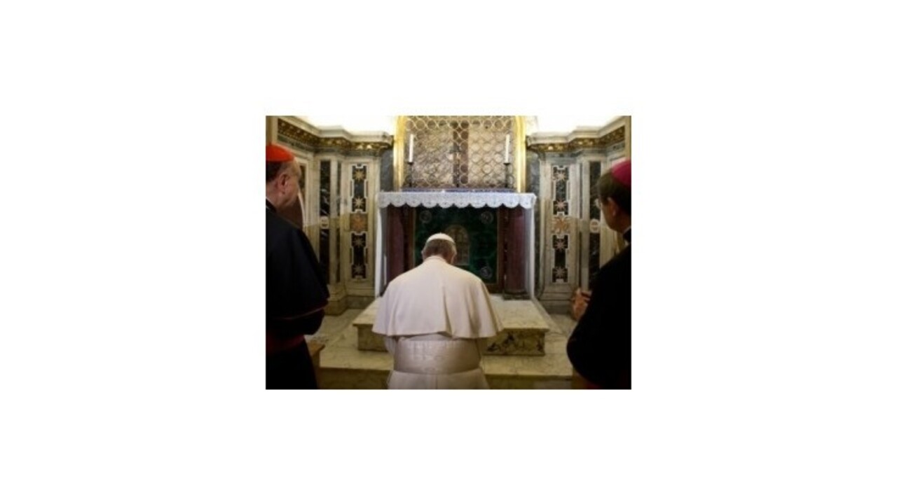 Pápež František sa pomodlil pri hrobe sv. Petra
