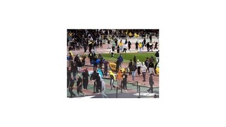 Nespokojní fanúšikovia naháňali futbalistov AEK na ihrisku