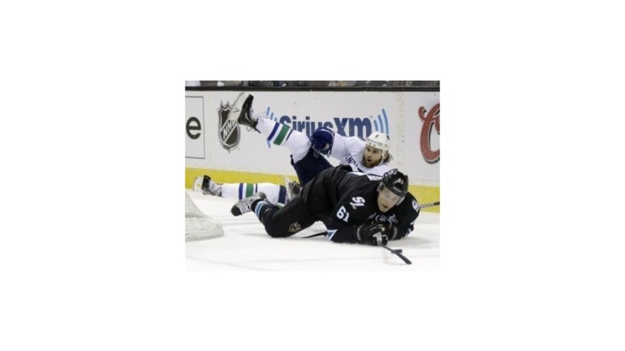 Chicago zakoplo, v Ottawe pravá bitka kanadských tímov