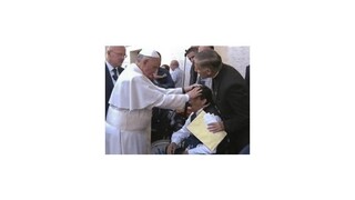 Pápeža obviňujú, že vyháňal diabla z tela postihnutého chlapca