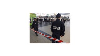 V Paríži napadol útočník vojaka, bodol ho dvakrát do krku